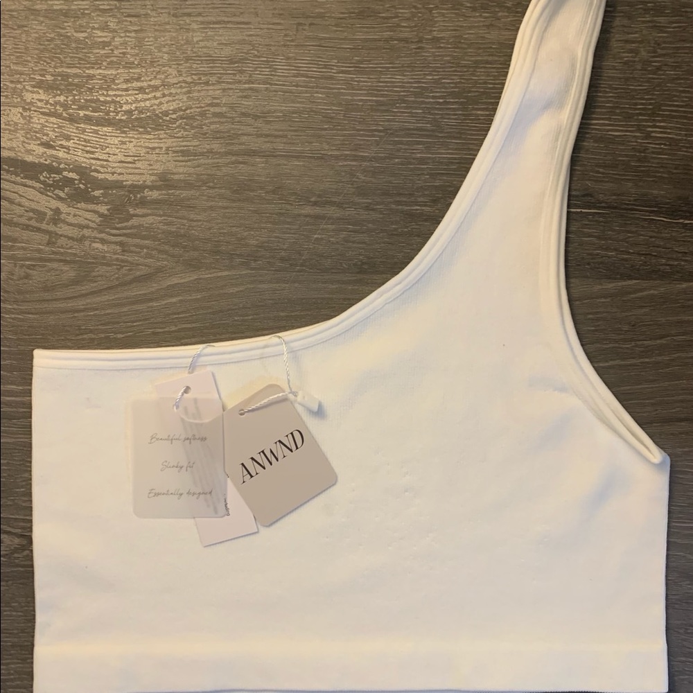 One shoulder crop top ✨